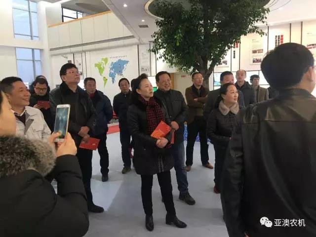 市農(nóng)機局劉勤局長觀看亞澳發(fā)展史 市農(nóng)機局劉勤局長觀看亞澳發(fā)展史